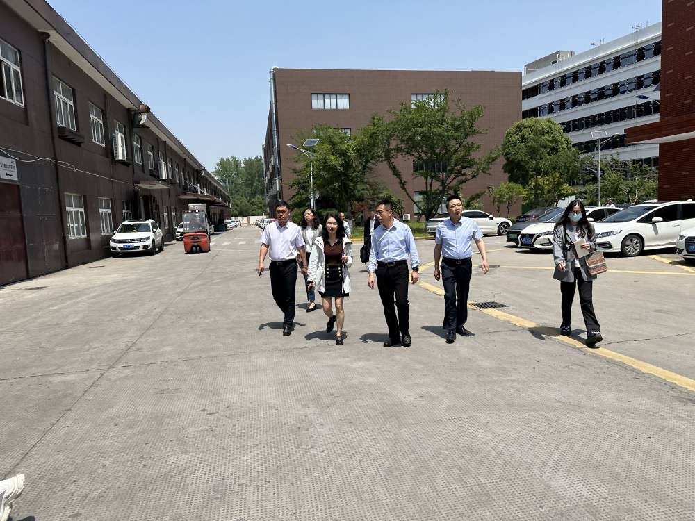 桐鄉(xiāng)市市委書記于會(huì)游一行蒞臨豪庭燈飾調(diào)研指